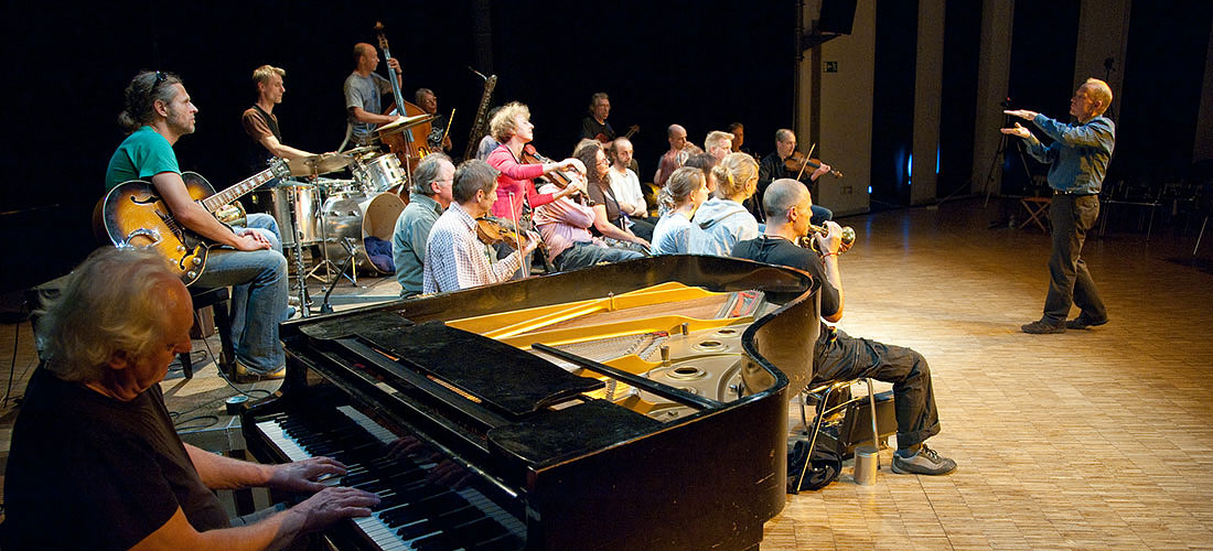 Peter Wolf dirigiert das KlangDrangOrchester 2011 beim Jubiläumskonzert zum 5-jährigen Bestehen im großen Saal der Alten Feuerwache Köln